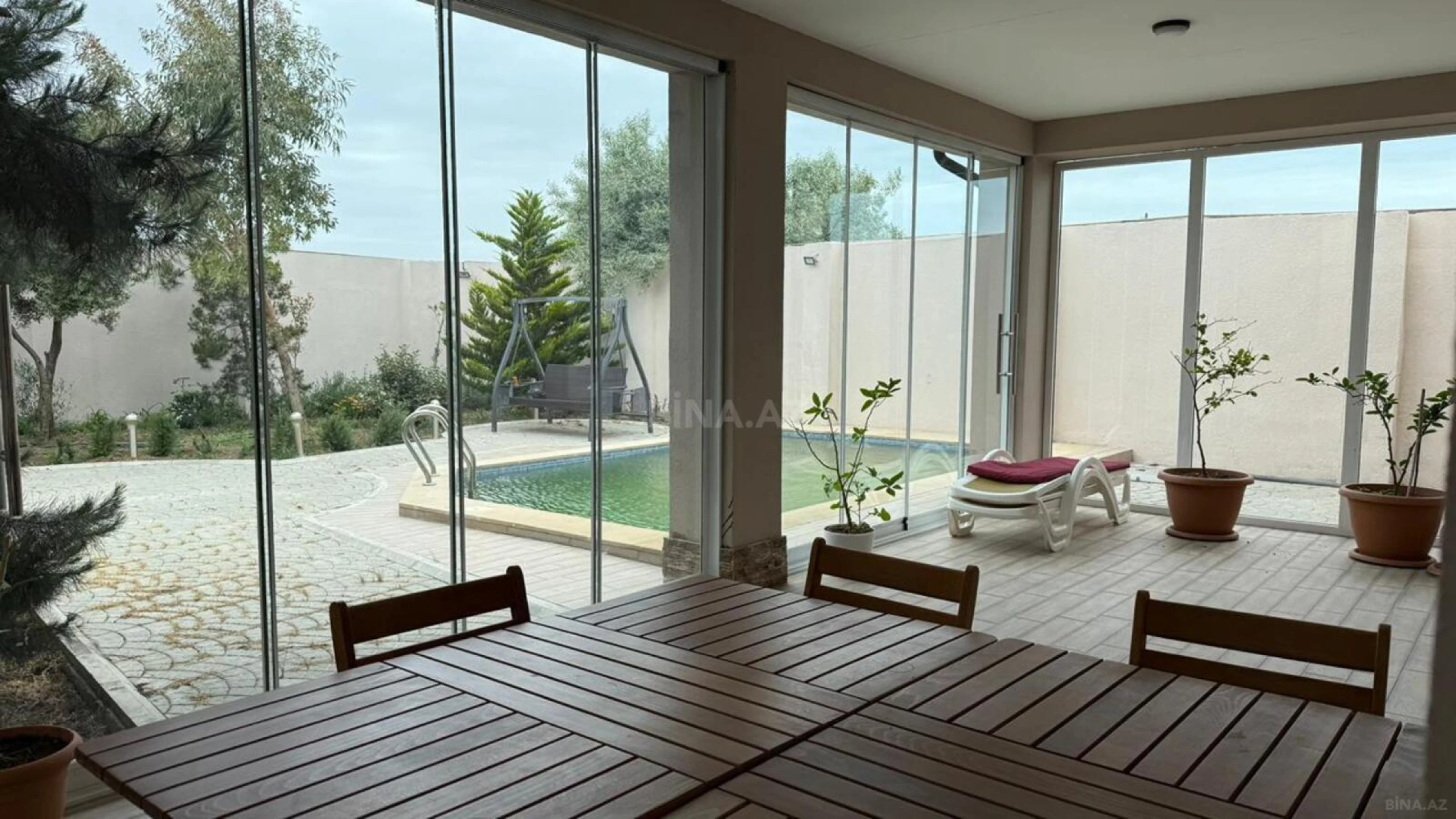 Satılır 5 otaqlı həyət evi 280 m²