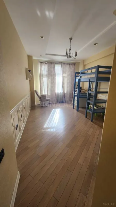 Satılır 4 otaqlı mənzil 190 m²