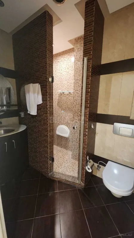 Satılır 4 otaqlı mənzil 190 m²