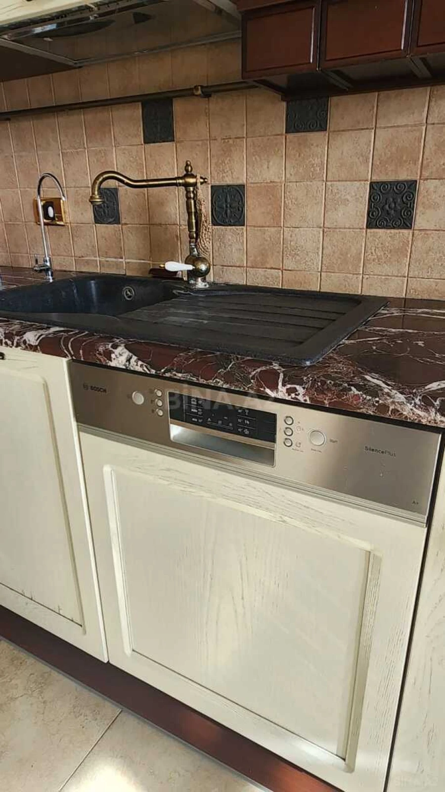 Satılır 4 otaqlı mənzil 190 m²