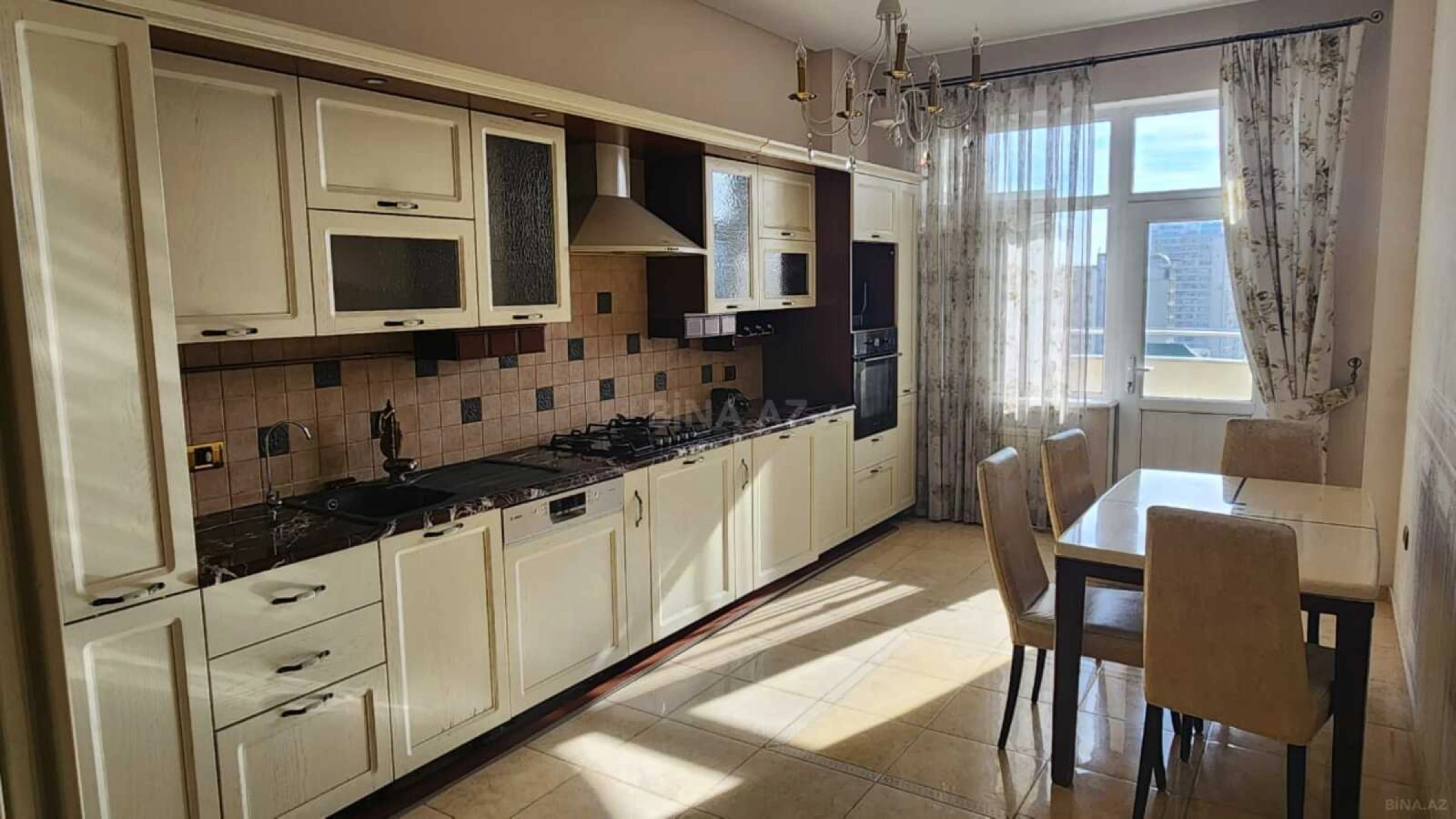 Satılır 4 otaqlı mənzil 190 m²