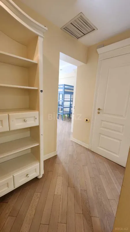 Satılır 4 otaqlı mənzil 190 m²