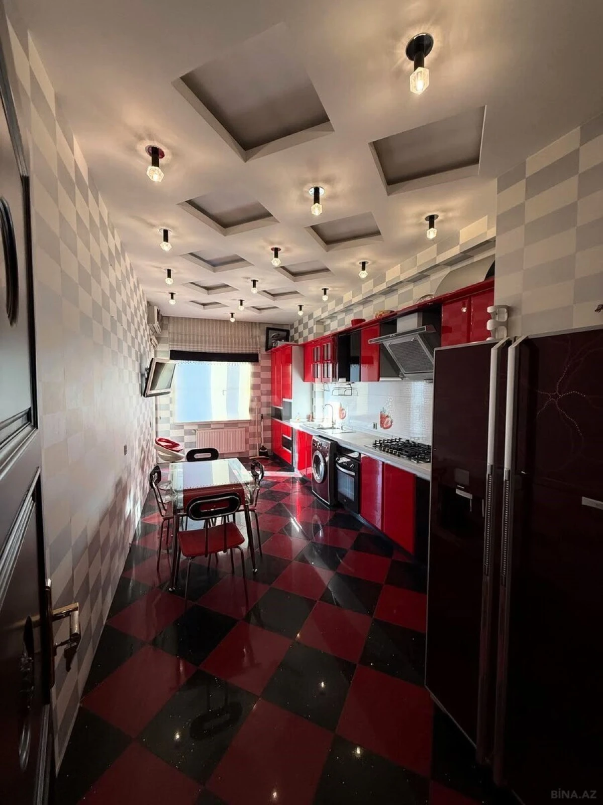 Satılır 4 otaqlı mənzil 185 m²