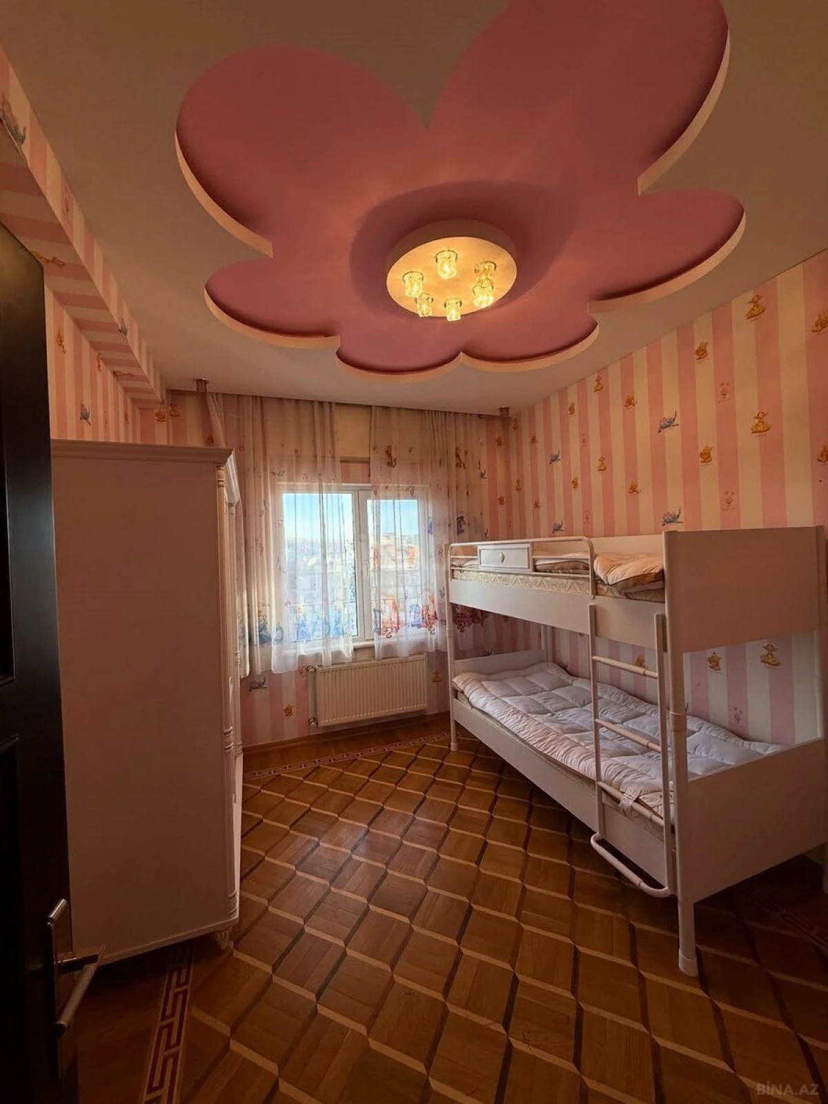 Satılır 4 otaqlı mənzil 185 m²