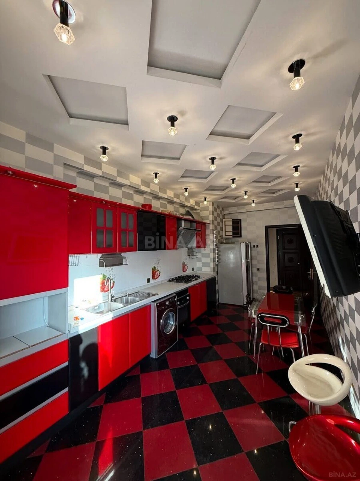 Satılır 4 otaqlı mənzil 185 m²