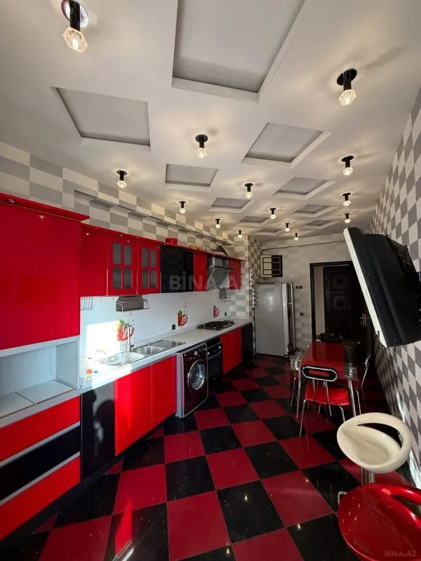 Satılır 4 otaqlı mənzil 185 m²