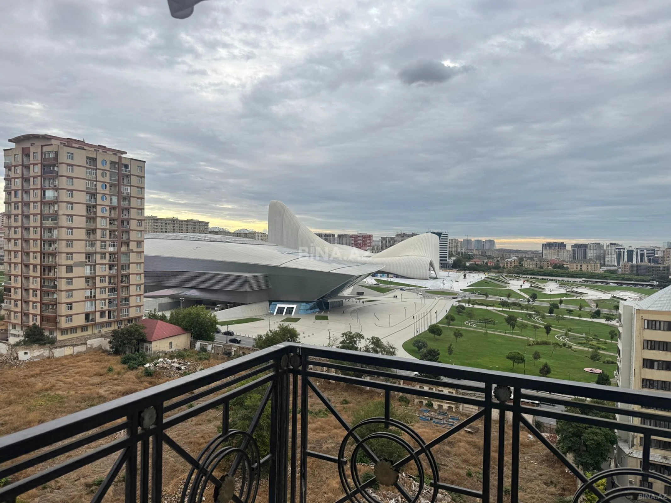 Satılır 4 otaqlı mənzil 120 m²