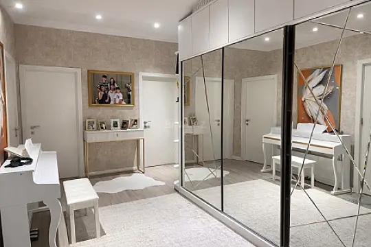 Satılır 4 otaqlı mənzil 120 m²