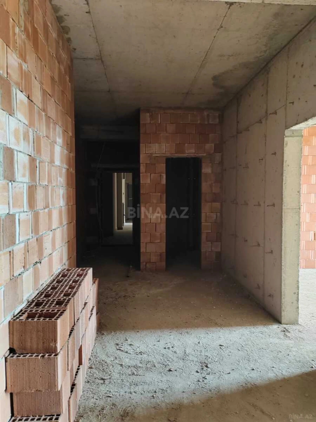 Satılır 4 otaqlı mənzil 143 m²