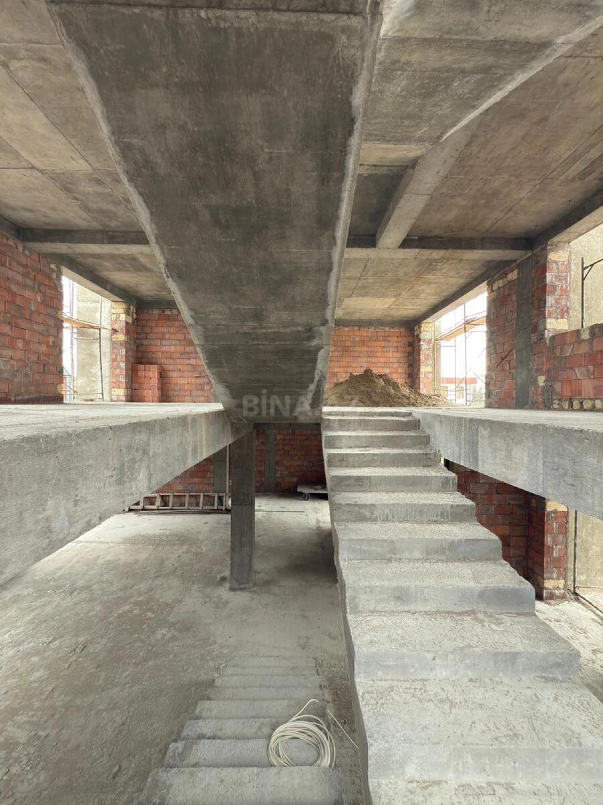 Satılır 6 otaqlı həyət evi 360 m²