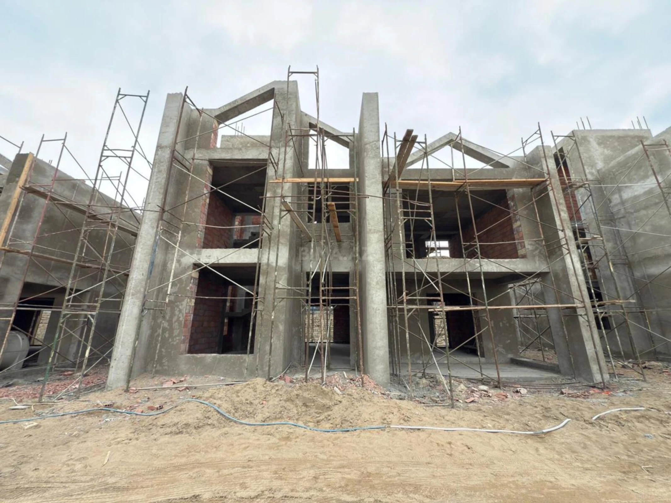 Satılır 6 otaqlı həyət evi 360 m²