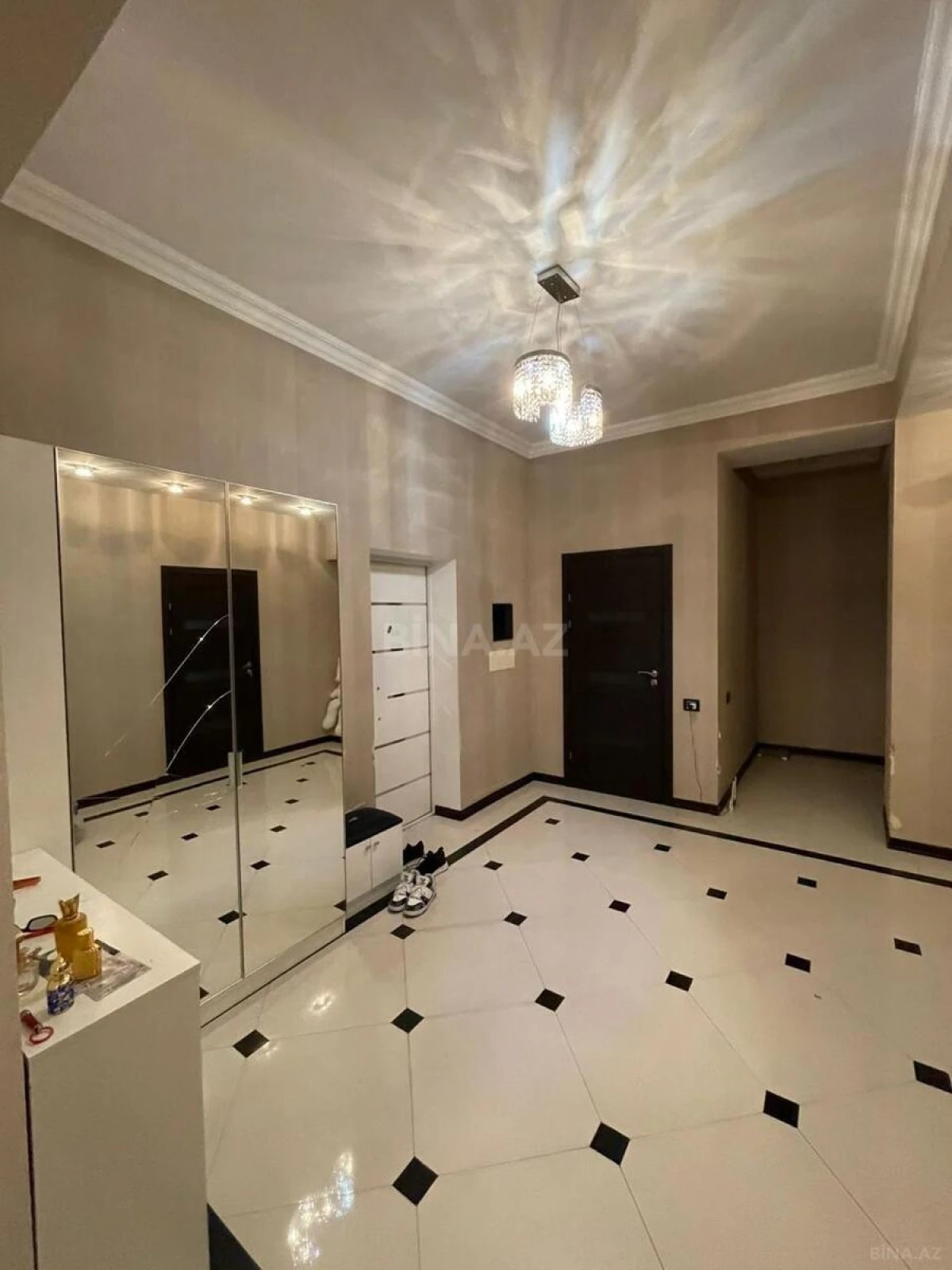 Satılır 5 otaqlı mənzil 230 m²