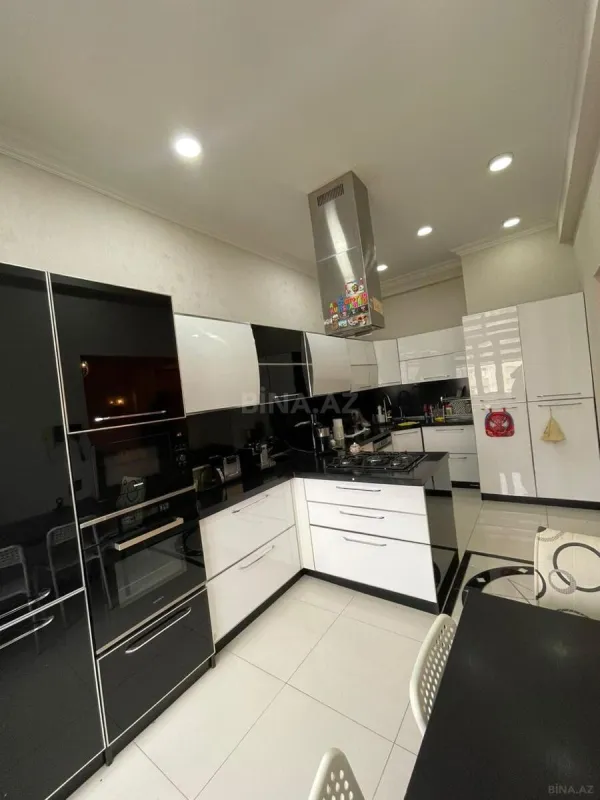 Satılır 5 otaqlı mənzil 230 m²