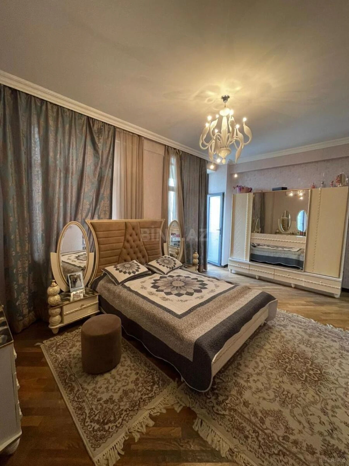 Satılır 5 otaqlı mənzil 230 m²