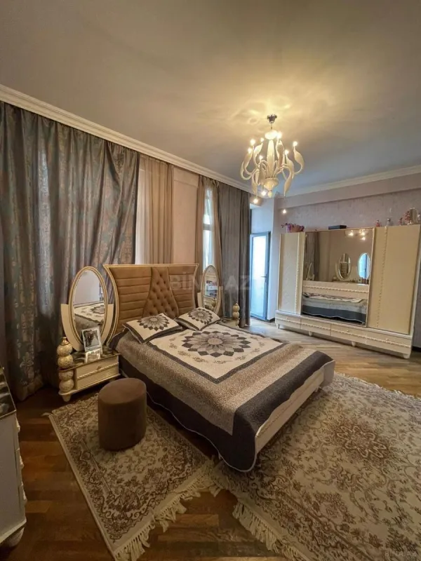 Satılır 5 otaqlı mənzil 230 m²