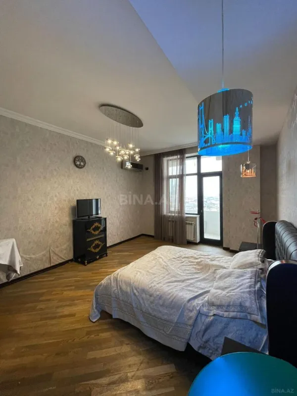 Satılır 5 otaqlı mənzil 230 m²