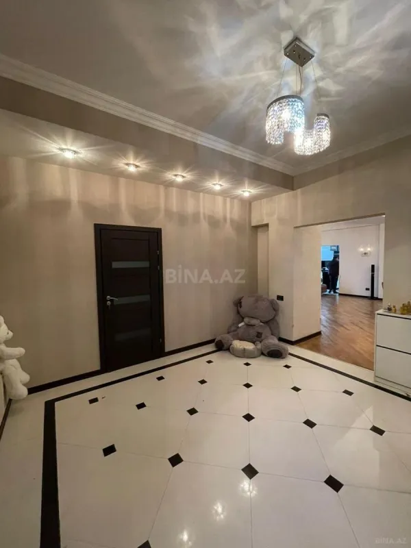 Satılır 5 otaqlı mənzil 230 m²