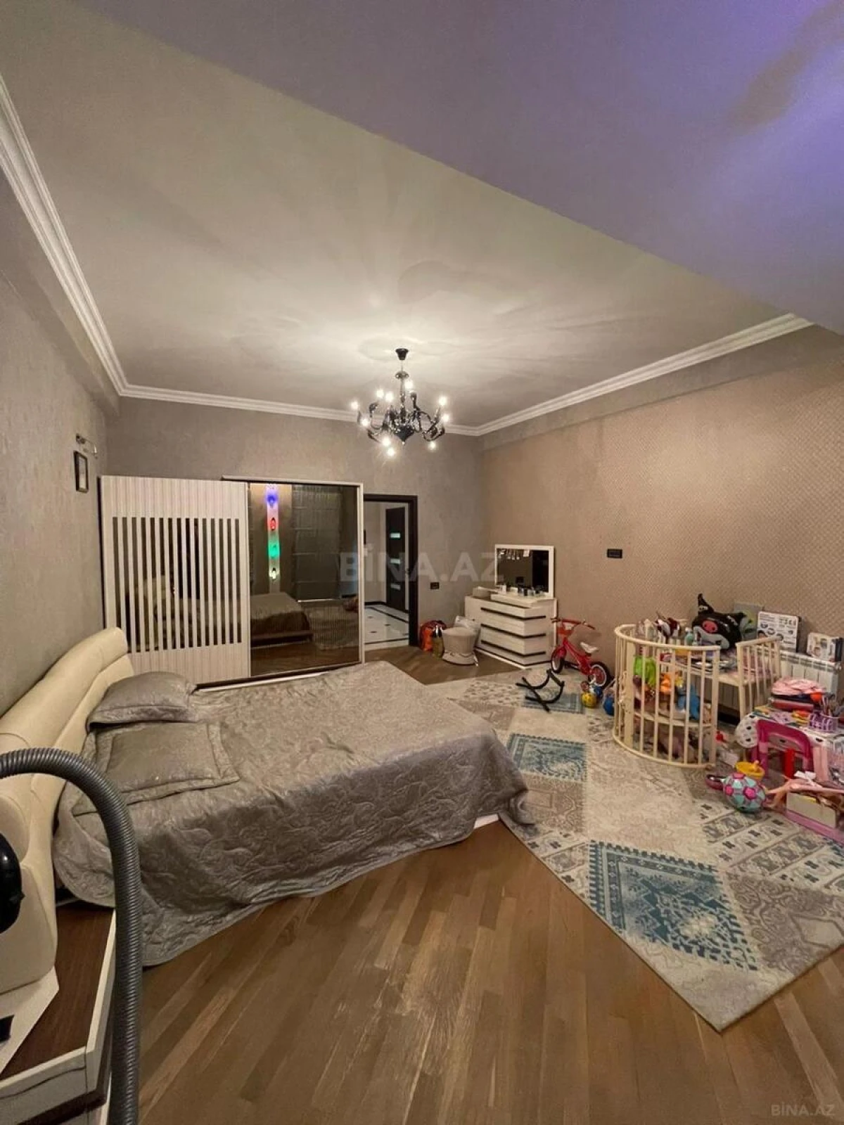 Satılır 5 otaqlı mənzil 230 m²