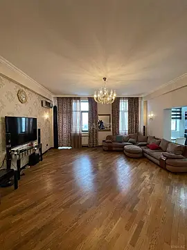 Satılır 5 otaqlı mənzil 230 m² — Bakı, İnşaatçılar 5 otaq 230.00 m²
