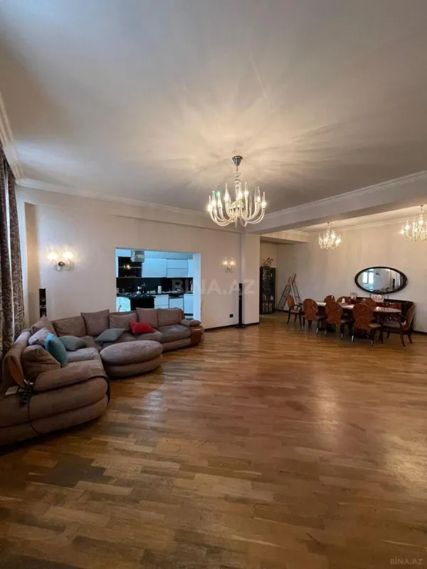 Satılır 5 otaqlı mənzil 230 m²