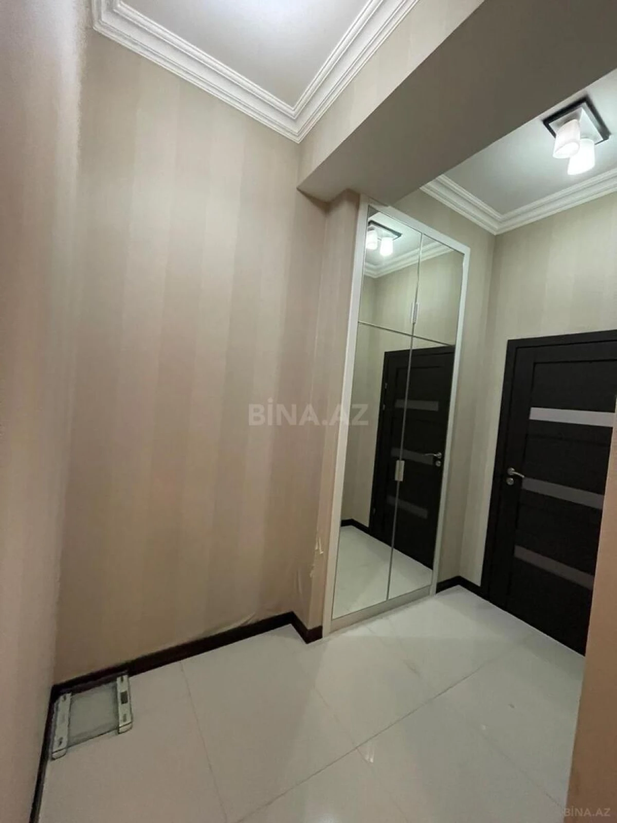 Satılır 5 otaqlı mənzil 230 m²