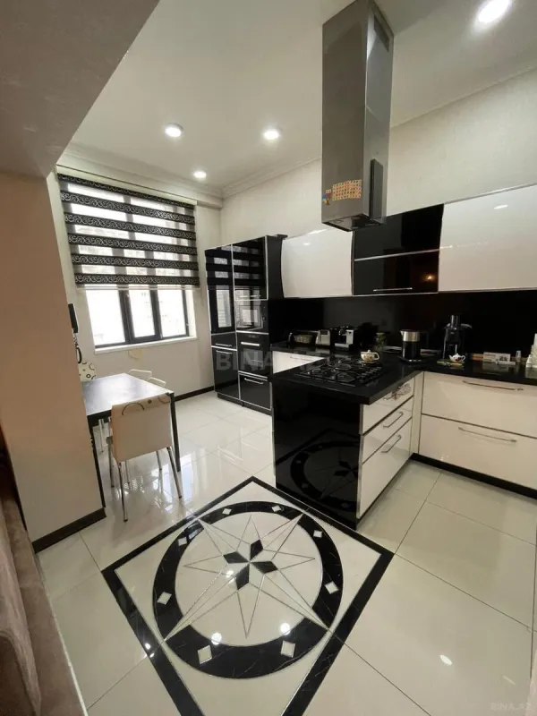 Satılır 5 otaqlı mənzil 230 m²