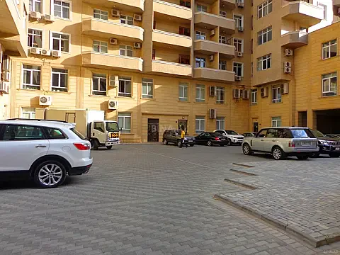 Satılır 4 otaqlı mənzil 160 m²