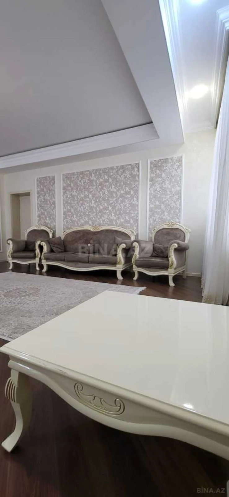 Satılır 4 otaqlı mənzil 140 m²