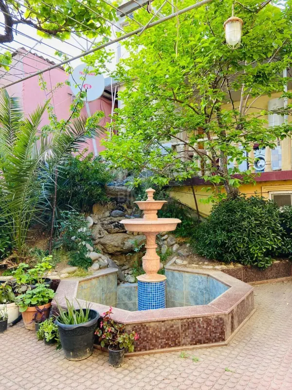 Satılır 10 otaqlı həyət evi 300 m²