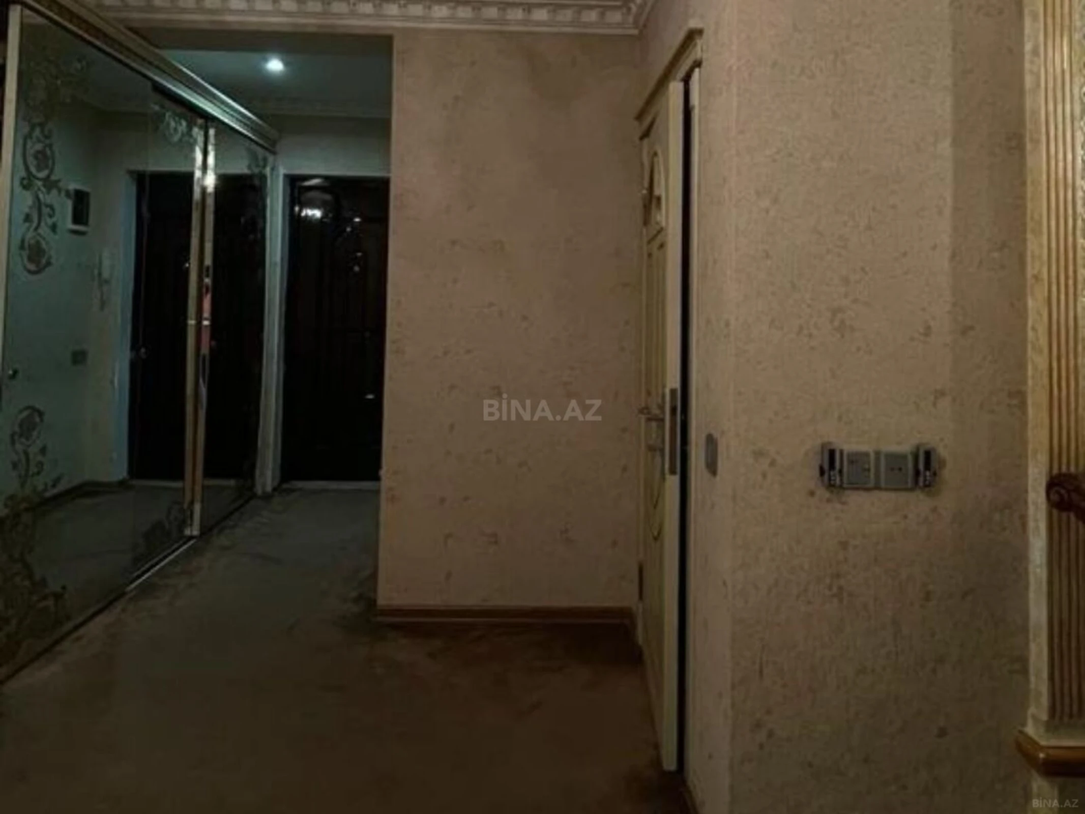 Satılır 5 otaqlı mənzil 250 m²