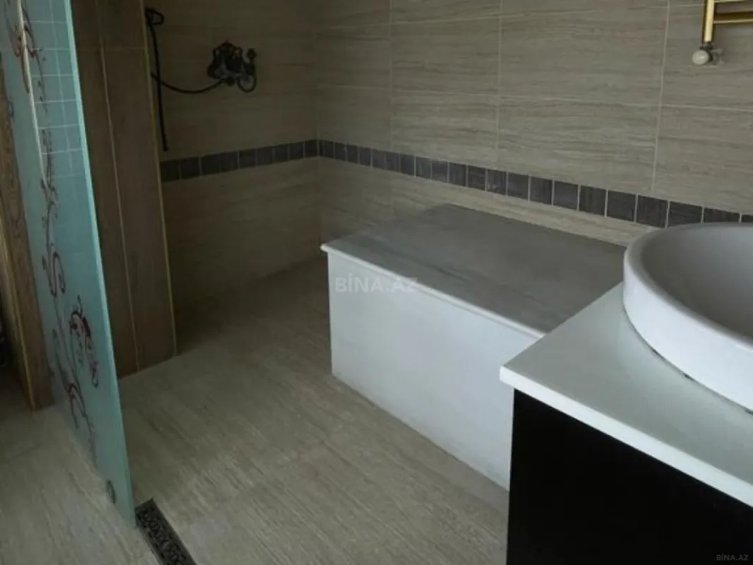 Satılır 5 otaqlı mənzil 250 m²