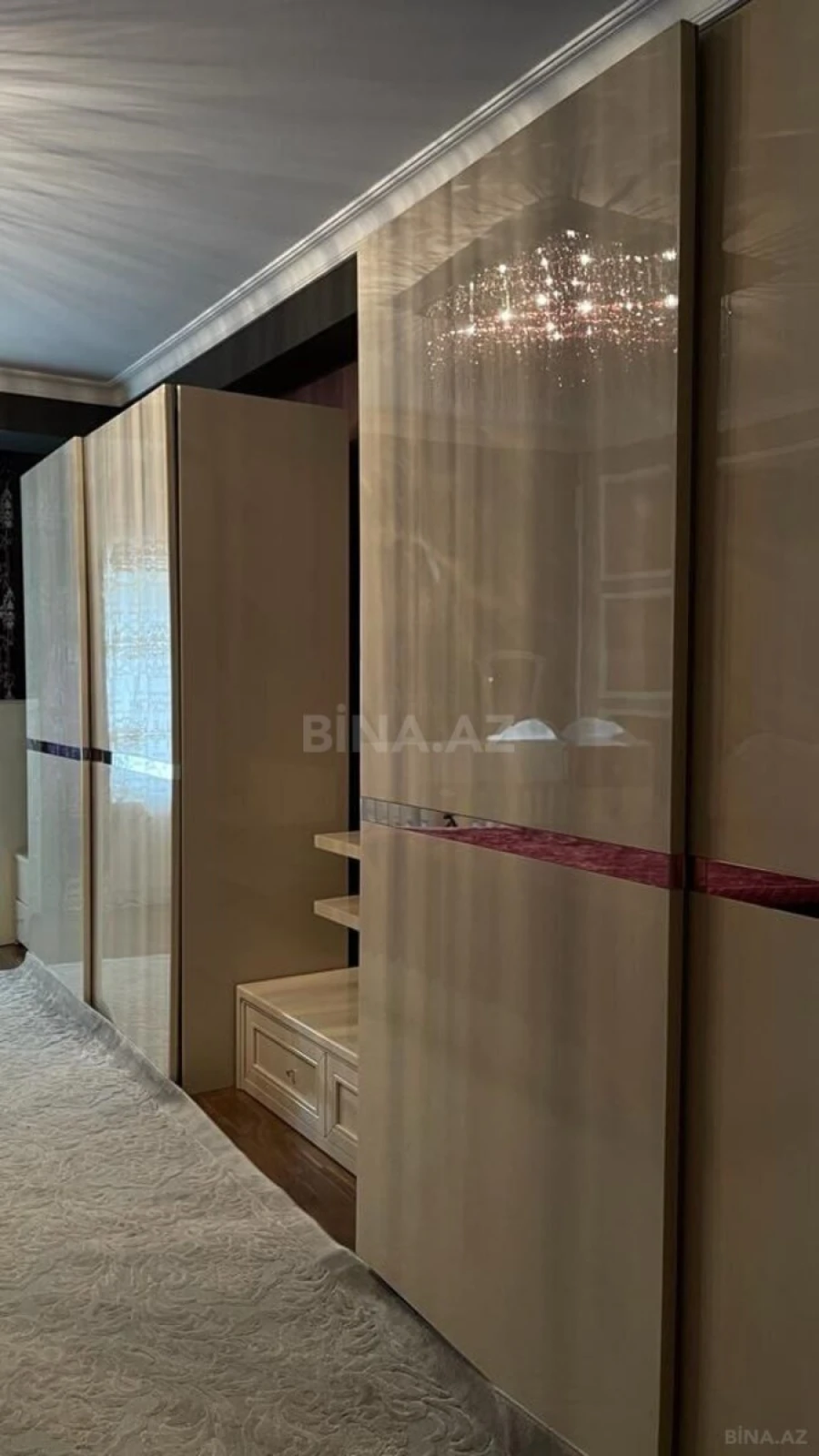 Satılır 5 otaqlı mənzil 250 m²