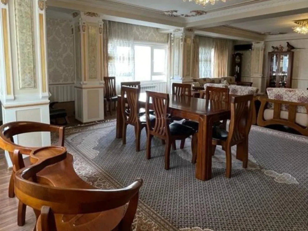 Satılır 5 otaqlı mənzil 250 m²