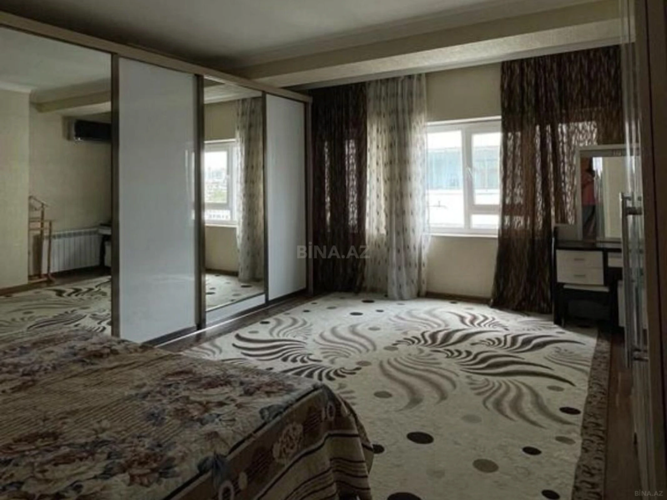 Satılır 5 otaqlı mənzil 250 m²