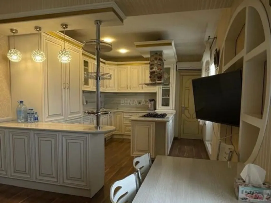 Satılır 5 otaqlı mənzil 250 m²