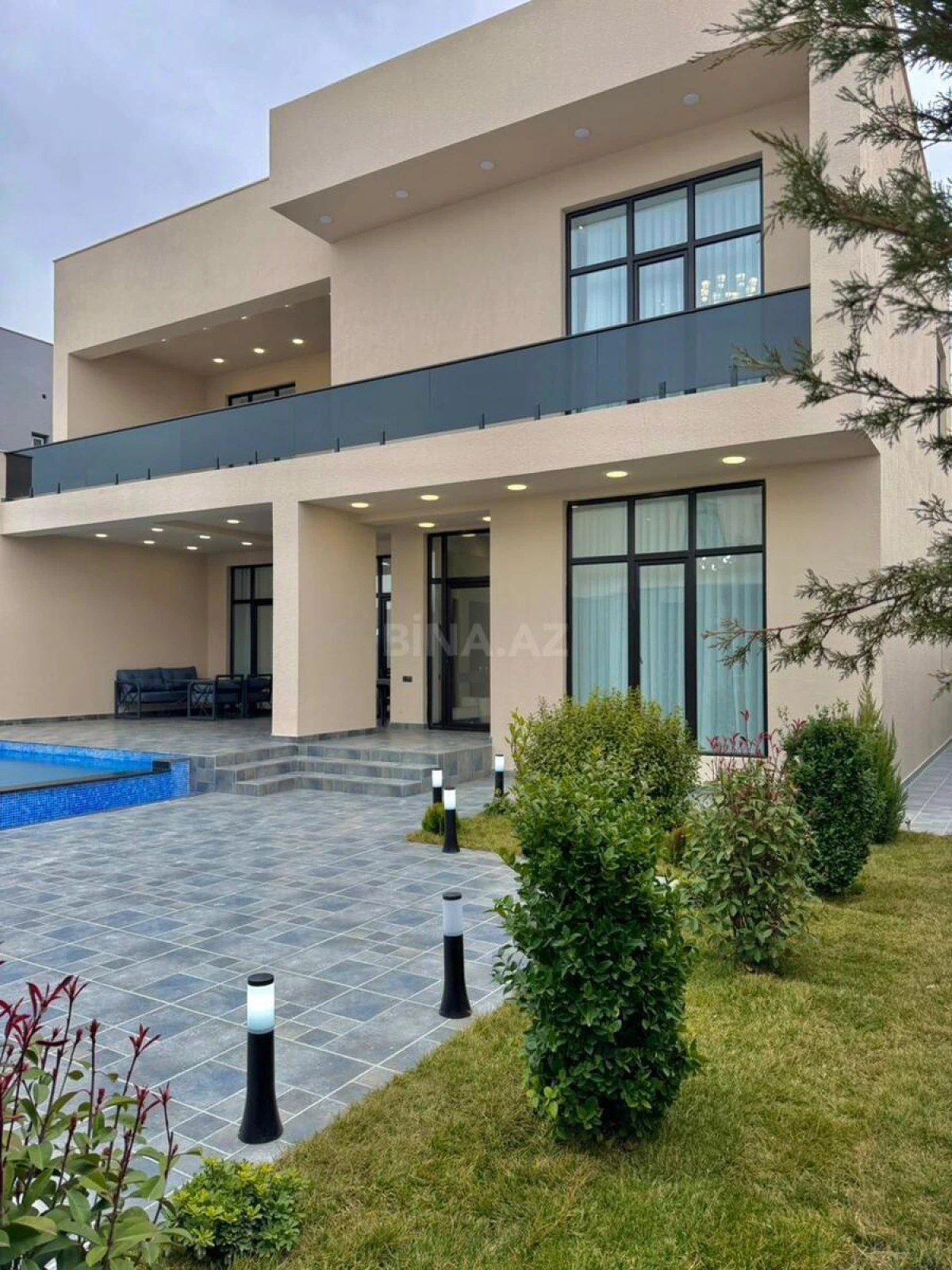 Satılır 5 otaqlı həyət evi 300 m²