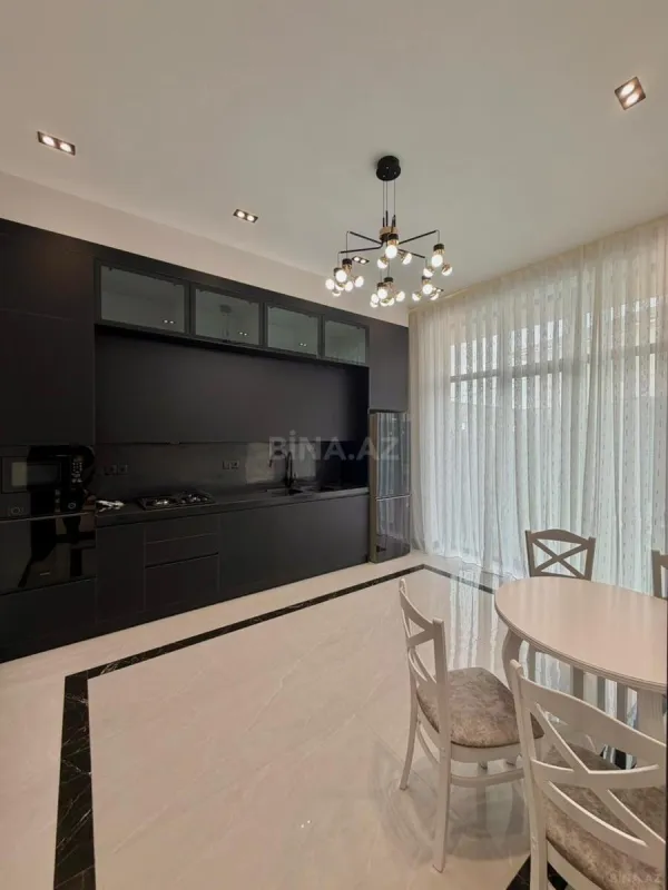 Satılır 5 otaqlı həyət evi 300 m²