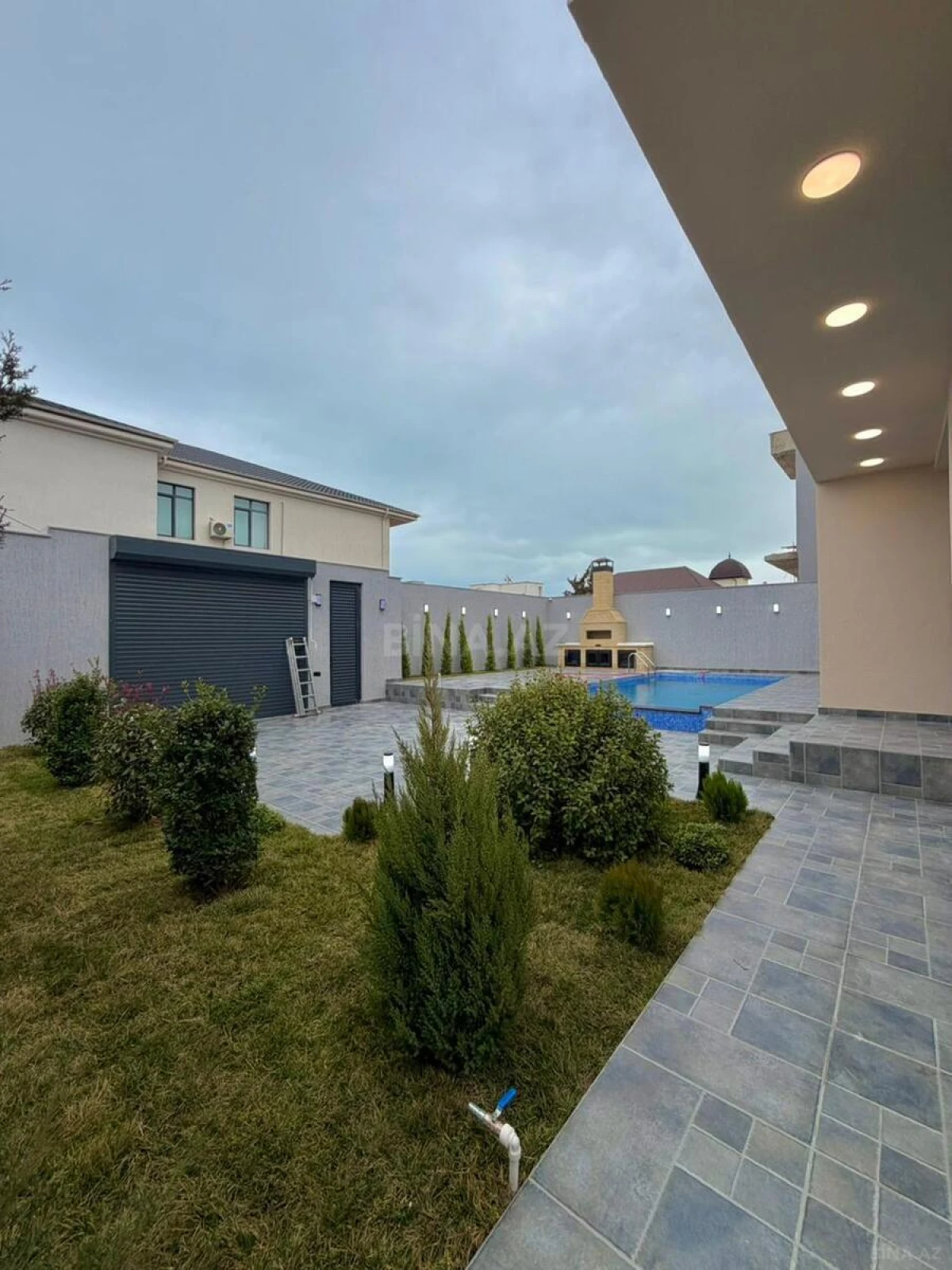 Satılır 5 otaqlı həyət evi 300 m²