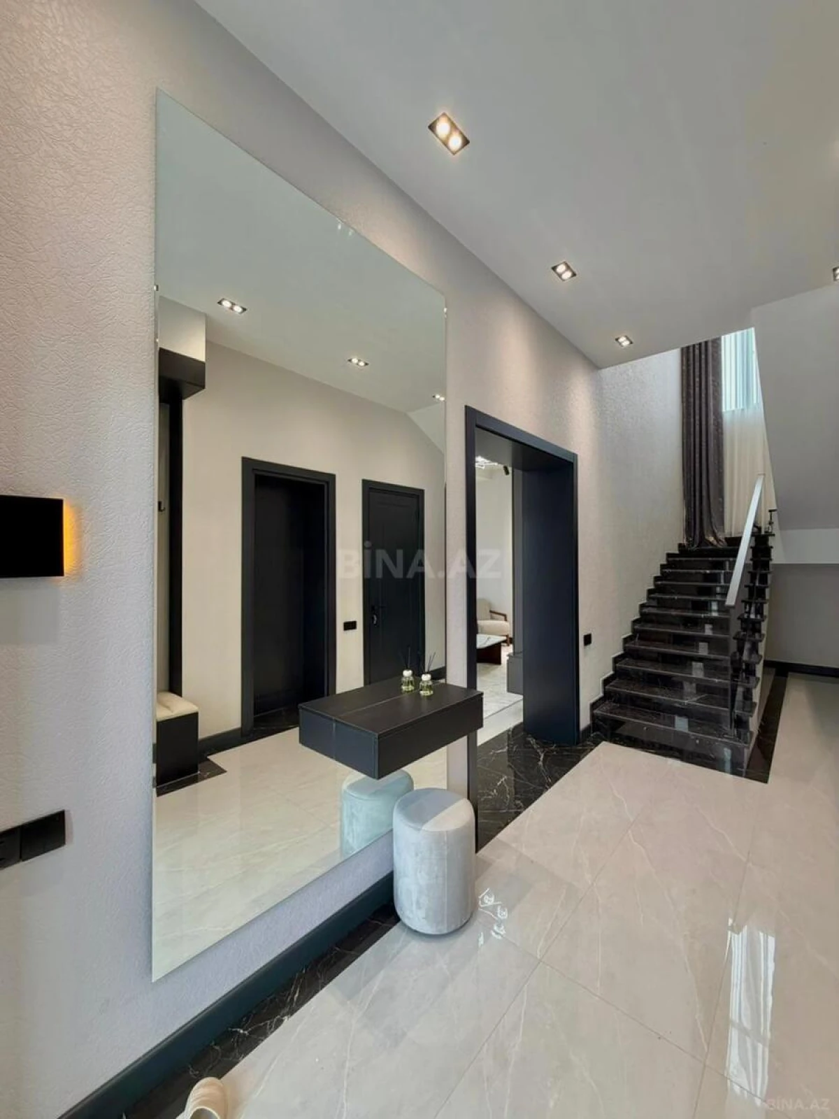 Satılır 5 otaqlı həyət evi 300 m²