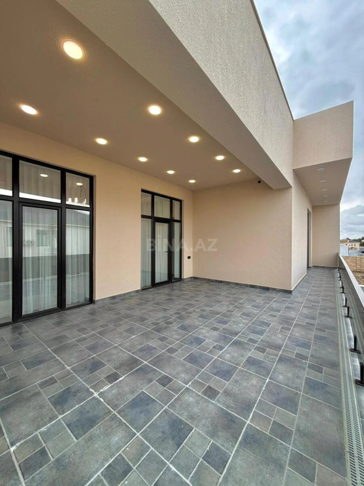 Satılır 5 otaqlı həyət evi 300 m²