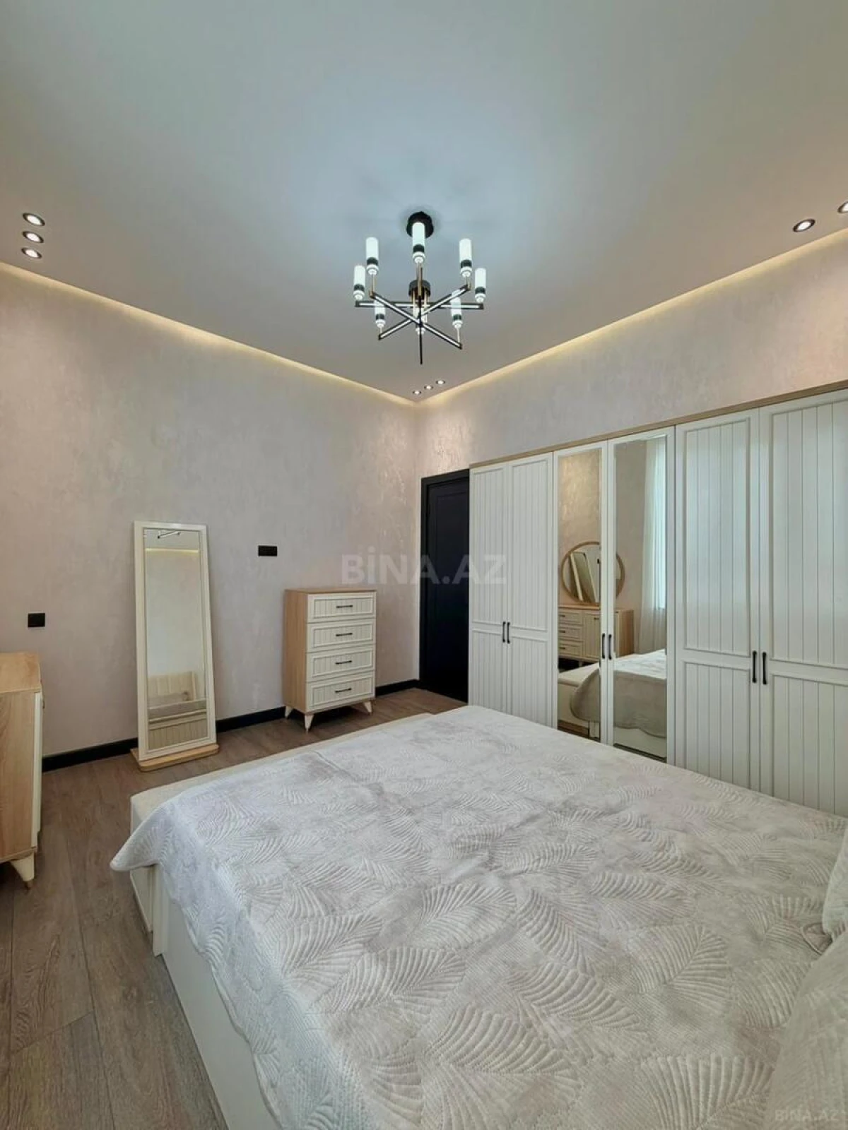 Satılır 5 otaqlı həyət evi 300 m²
