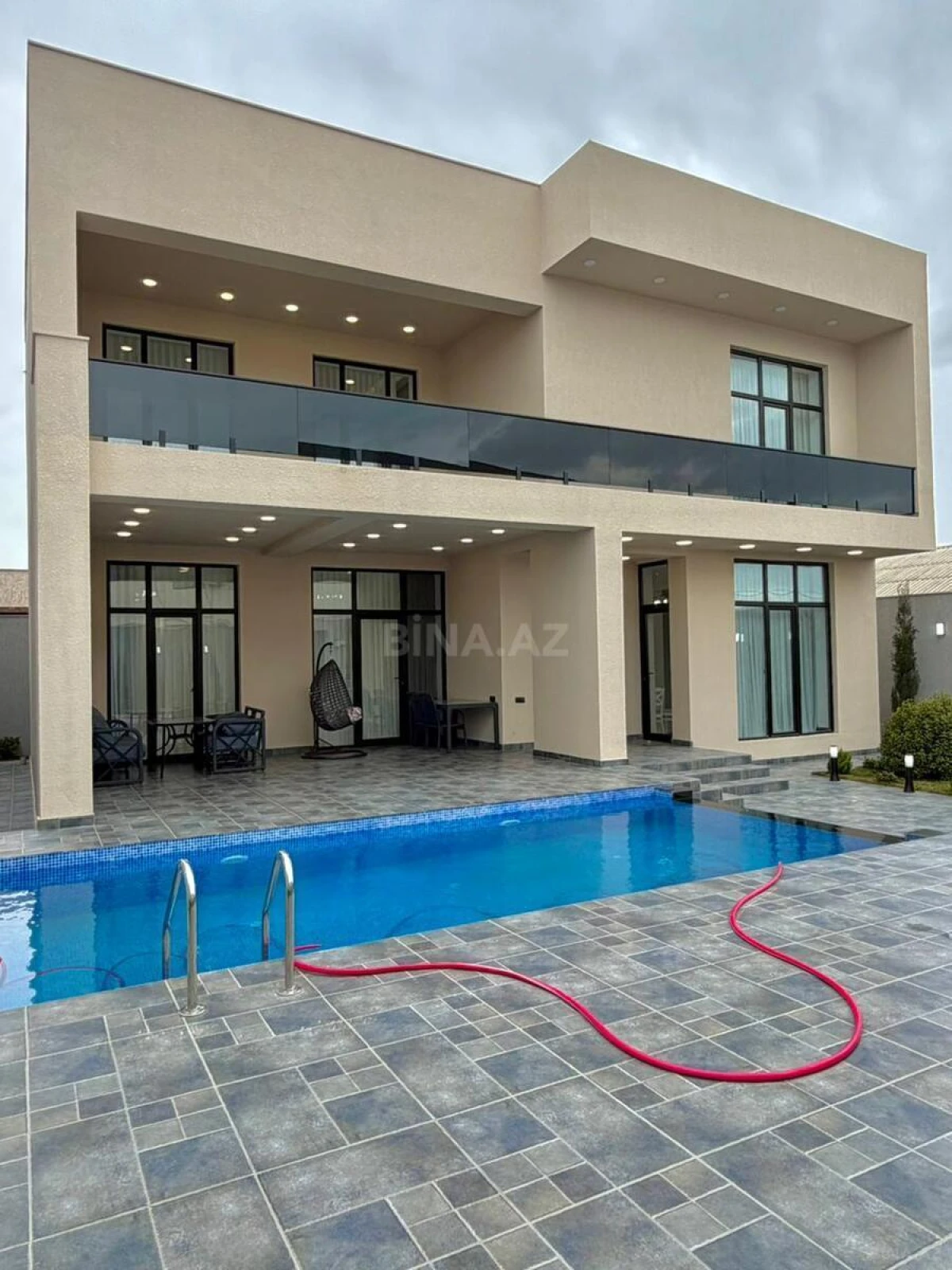 Satılır 5 otaqlı həyət evi 300 m²