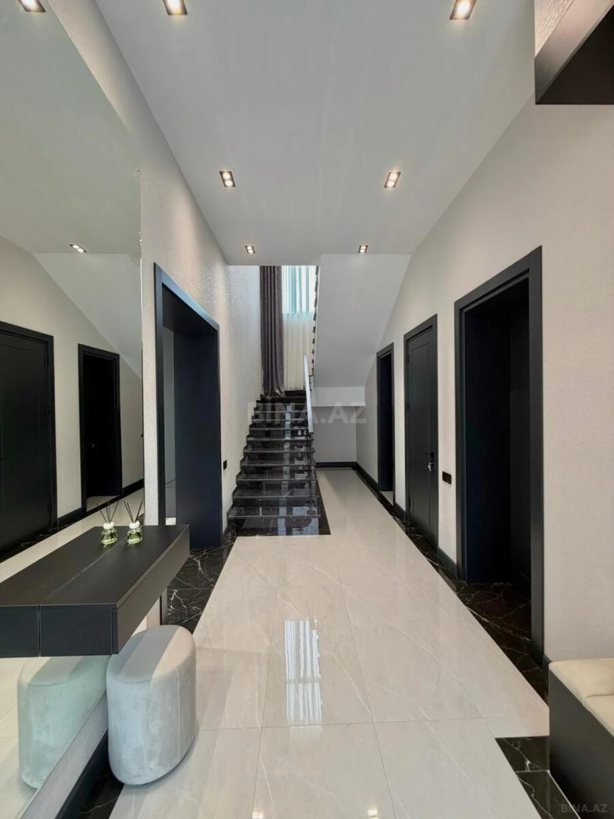 Satılır 5 otaqlı həyət evi 300 m²