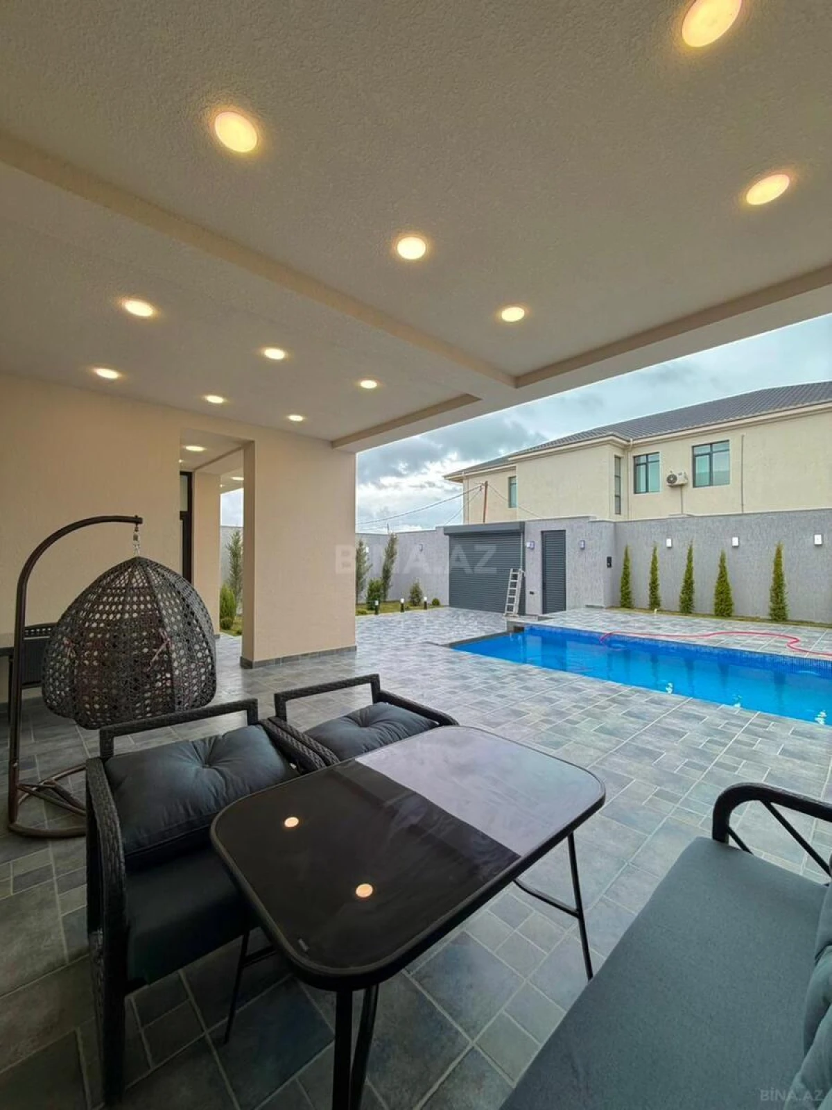 Satılır 5 otaqlı həyət evi 300 m²