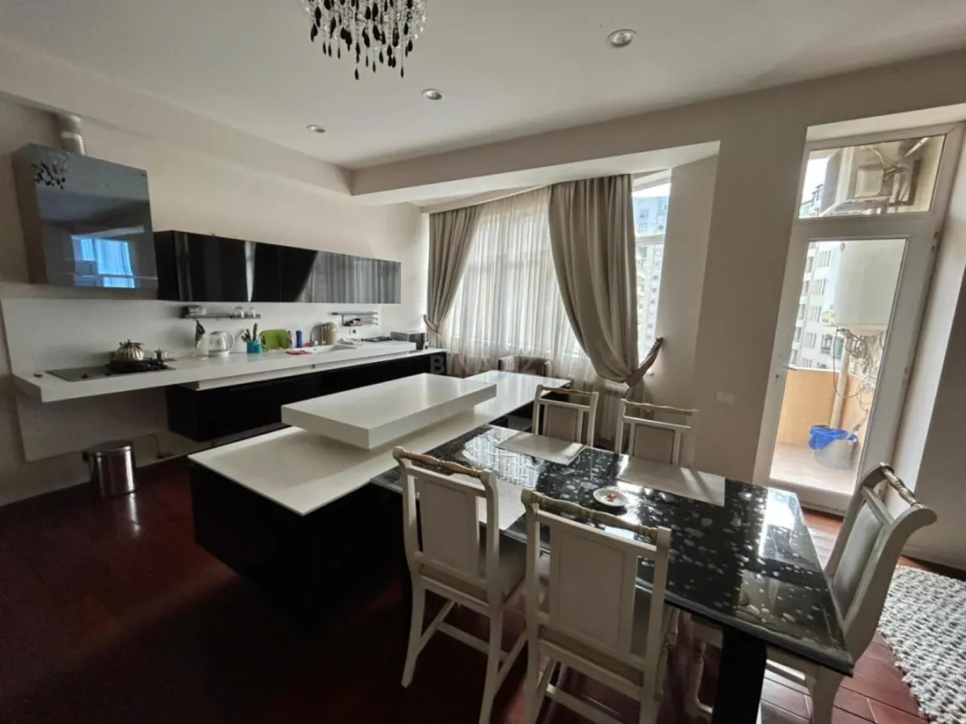 Kirayə verilir 3 otaqlı mənzil 170 m²