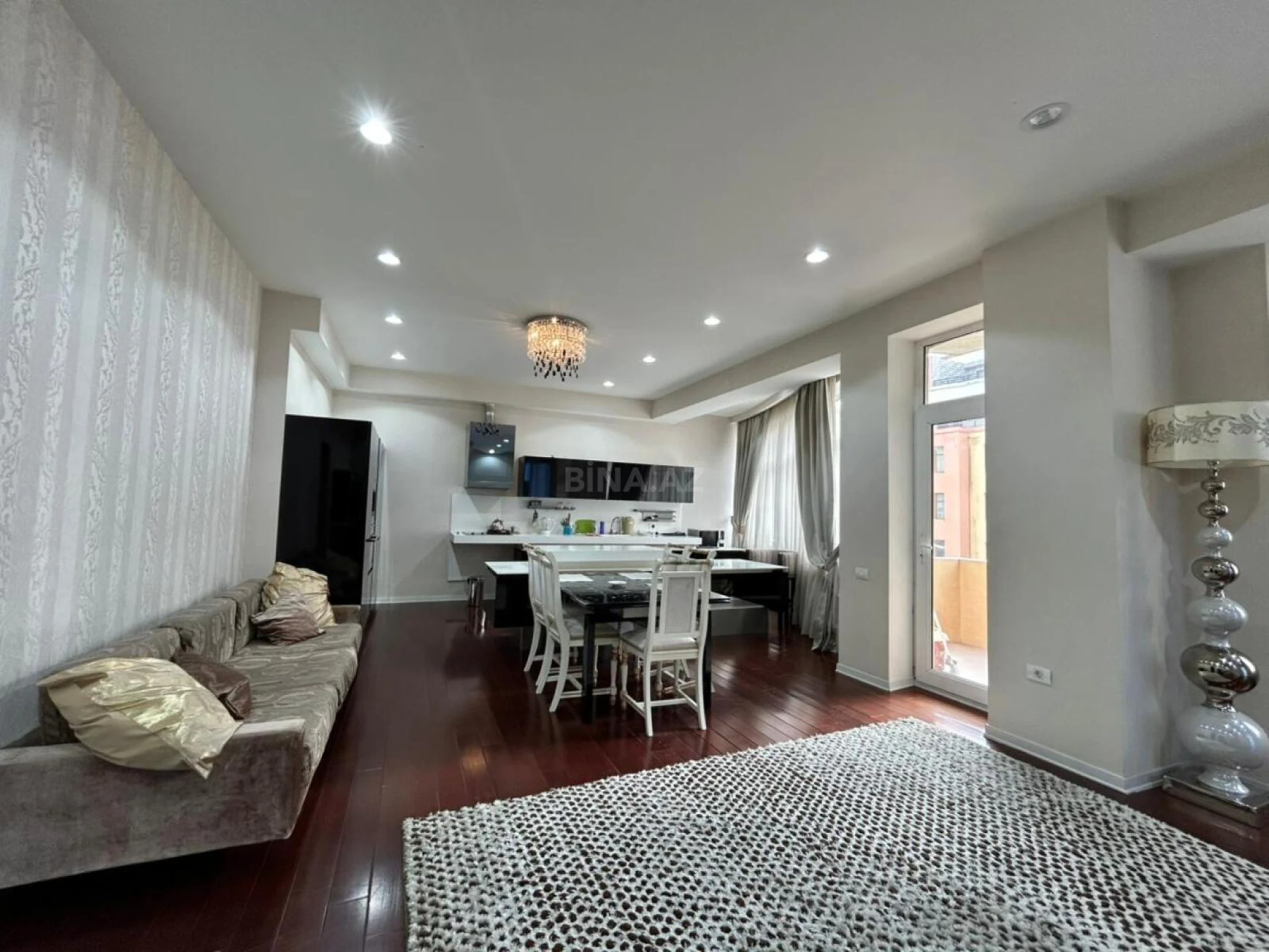 Kirayə verilir 3 otaqlı mənzil 170 m²