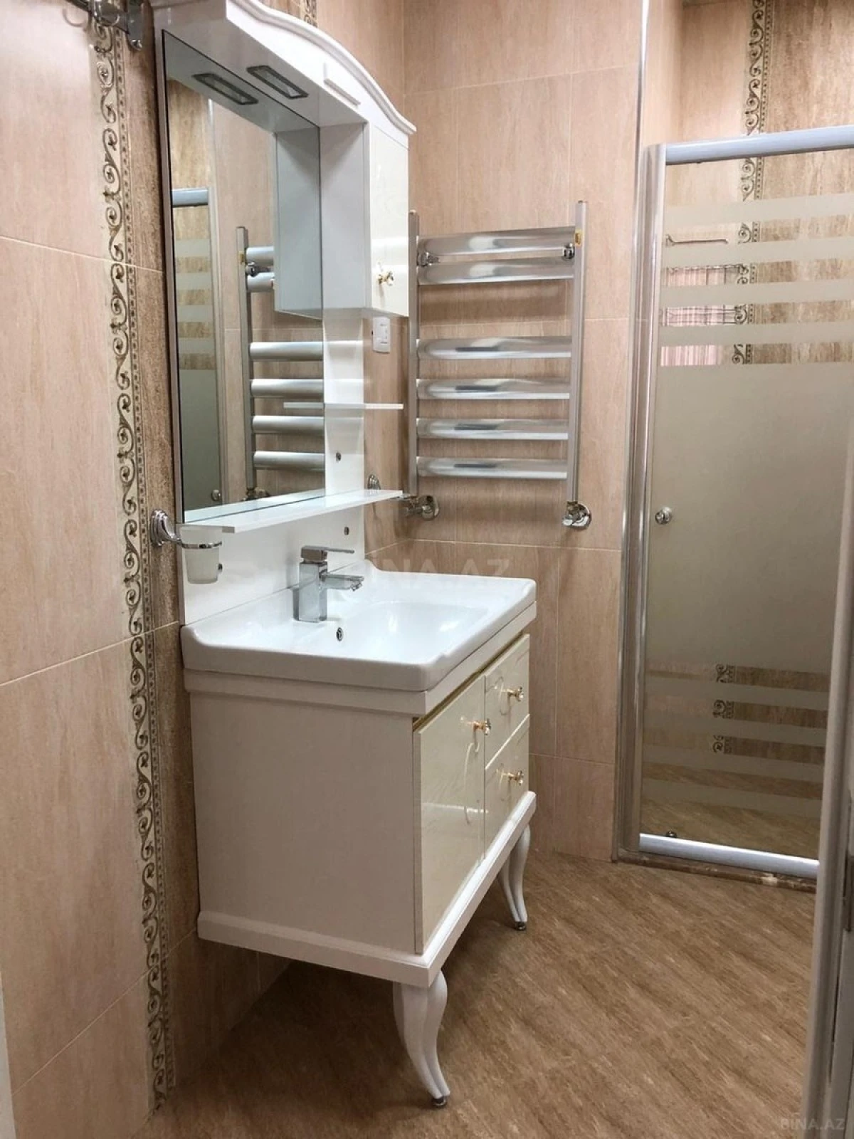 Satılır 3 otaqlı mənzil 144 m²