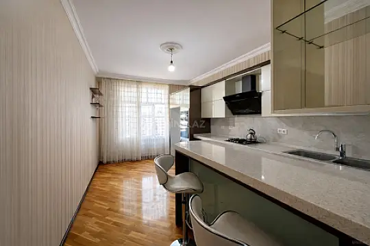Satılır 3 otaqlı mənzil 140 m²