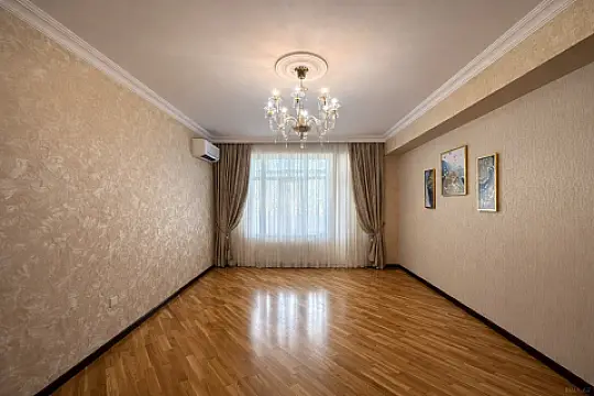 Satılır 3 otaqlı mənzil 140 m²