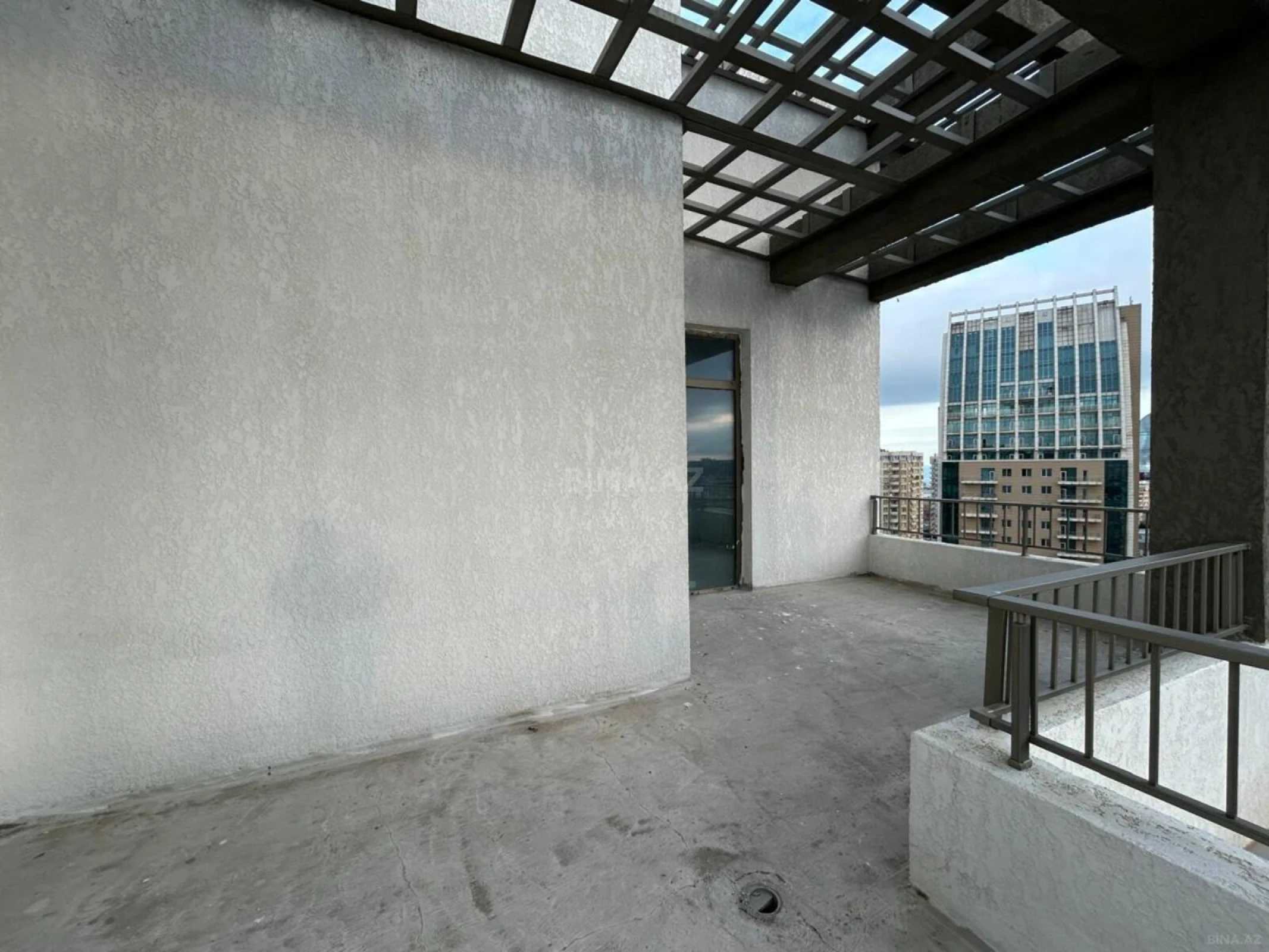 Satılır 5 otaqlı mənzil 280 m²